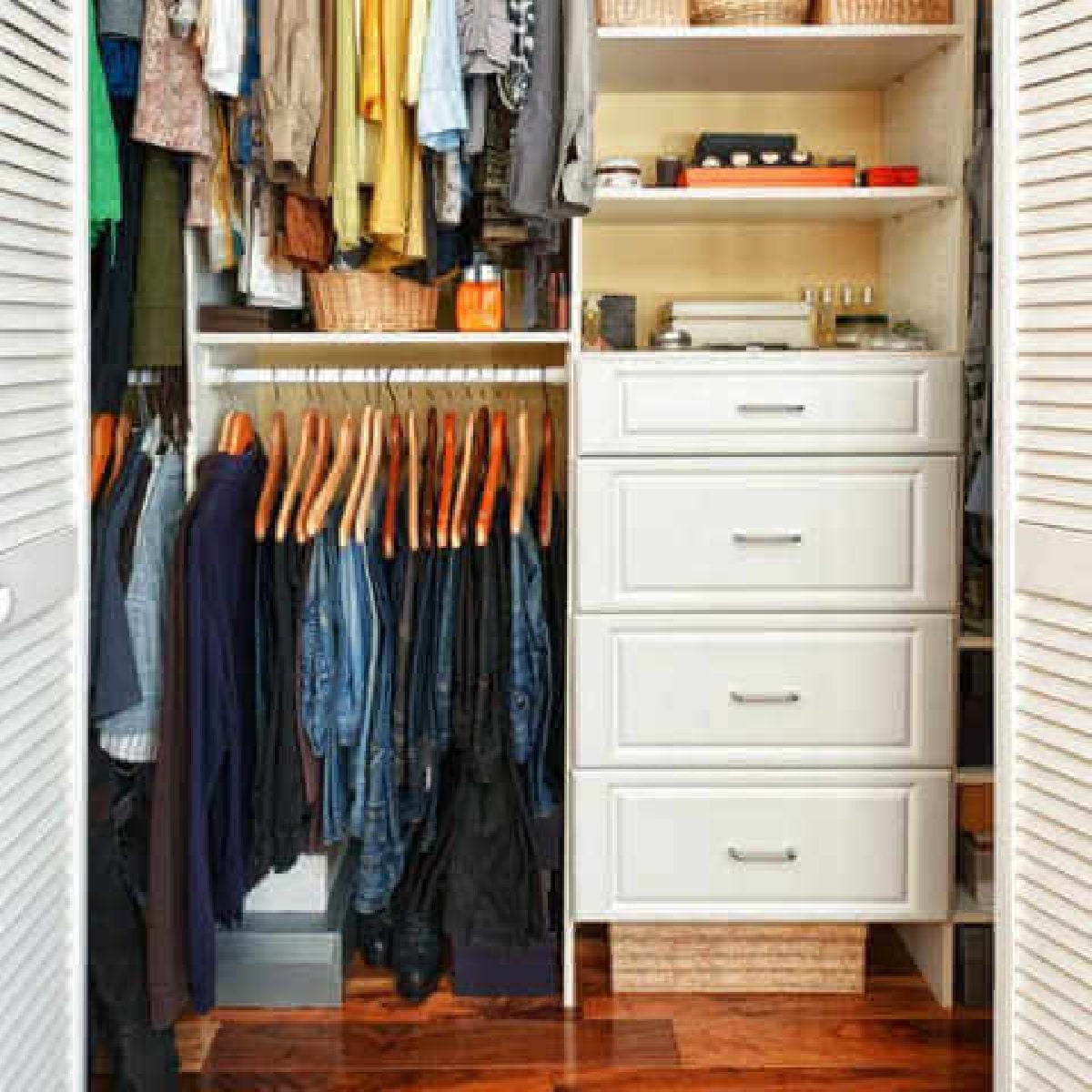 Quick and Easy Organization Ideas that wont' break the bank. These easy home organization ideas will help you get organized quickly and easily. Closet with bins.