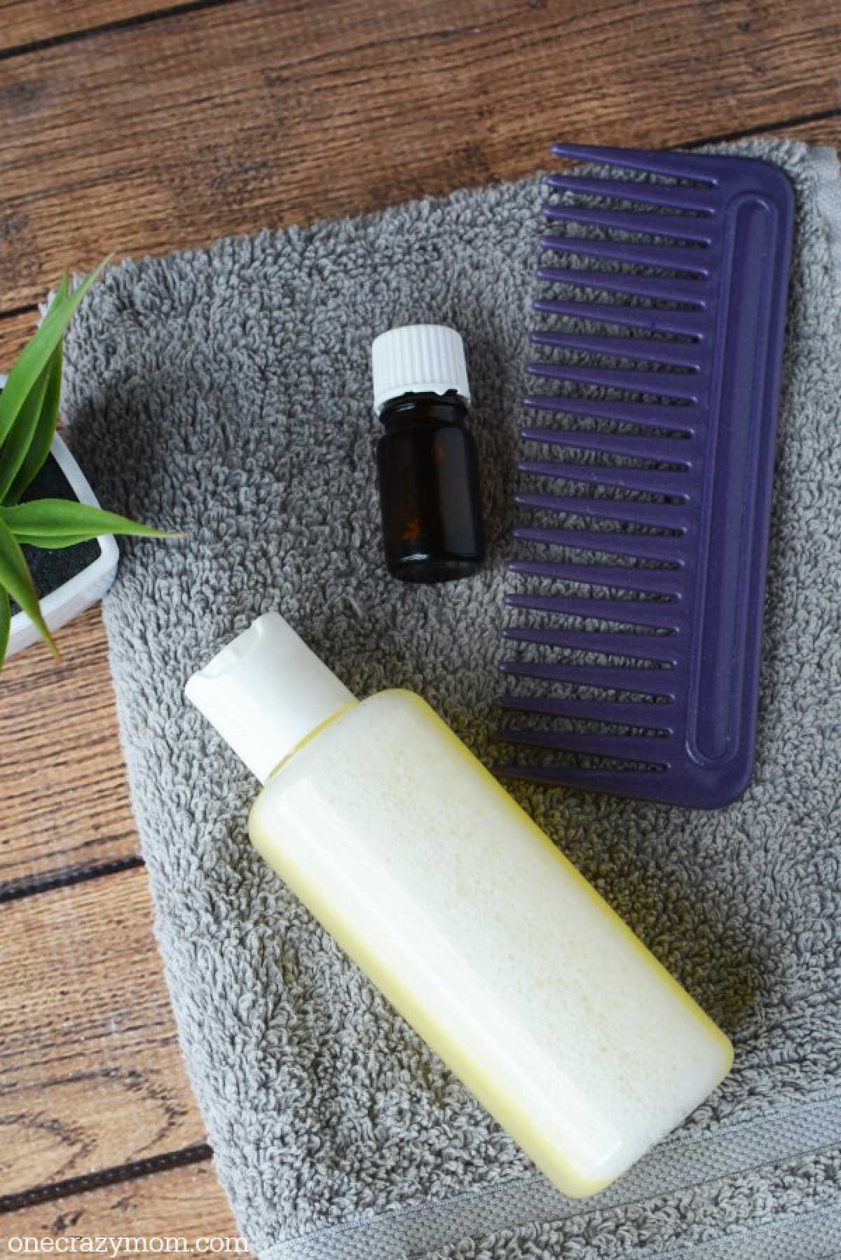 You're going to love this Homemade Dandruff Shampoo. Forget paying way to much at the store when you can make this DIY dandruff shampoo at home. Try it! Shampoo bottle ready to use.