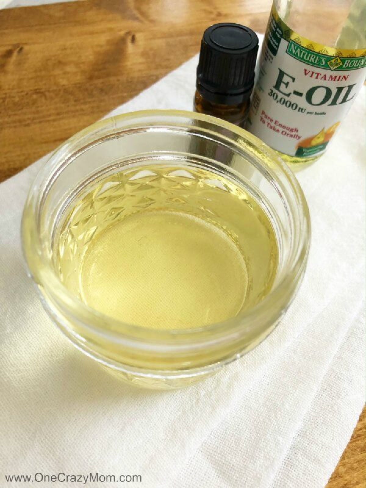 Learn how to make makeup remover. With only 3 ingredients, you will have the best eye makeup remover! This diy makeup remover is quick and easy. Try the best makeup remover. Mixture in jar.
