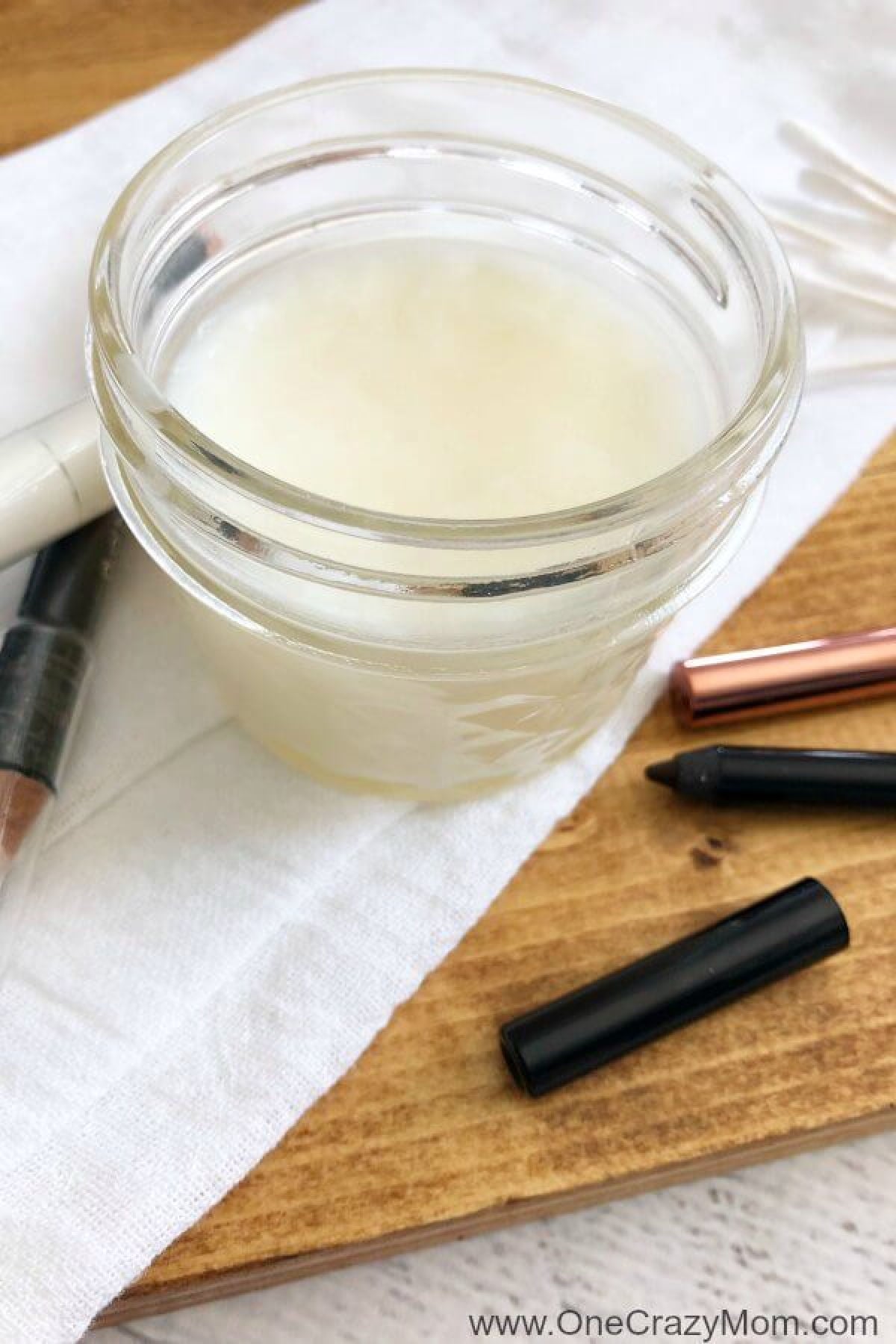 Learn how to make makeup remover. With only 3 ingredients, you will have the best eye makeup remover! This diy makeup remover is quick and easy. Try the best makeup remover. Makeup remover in jar.