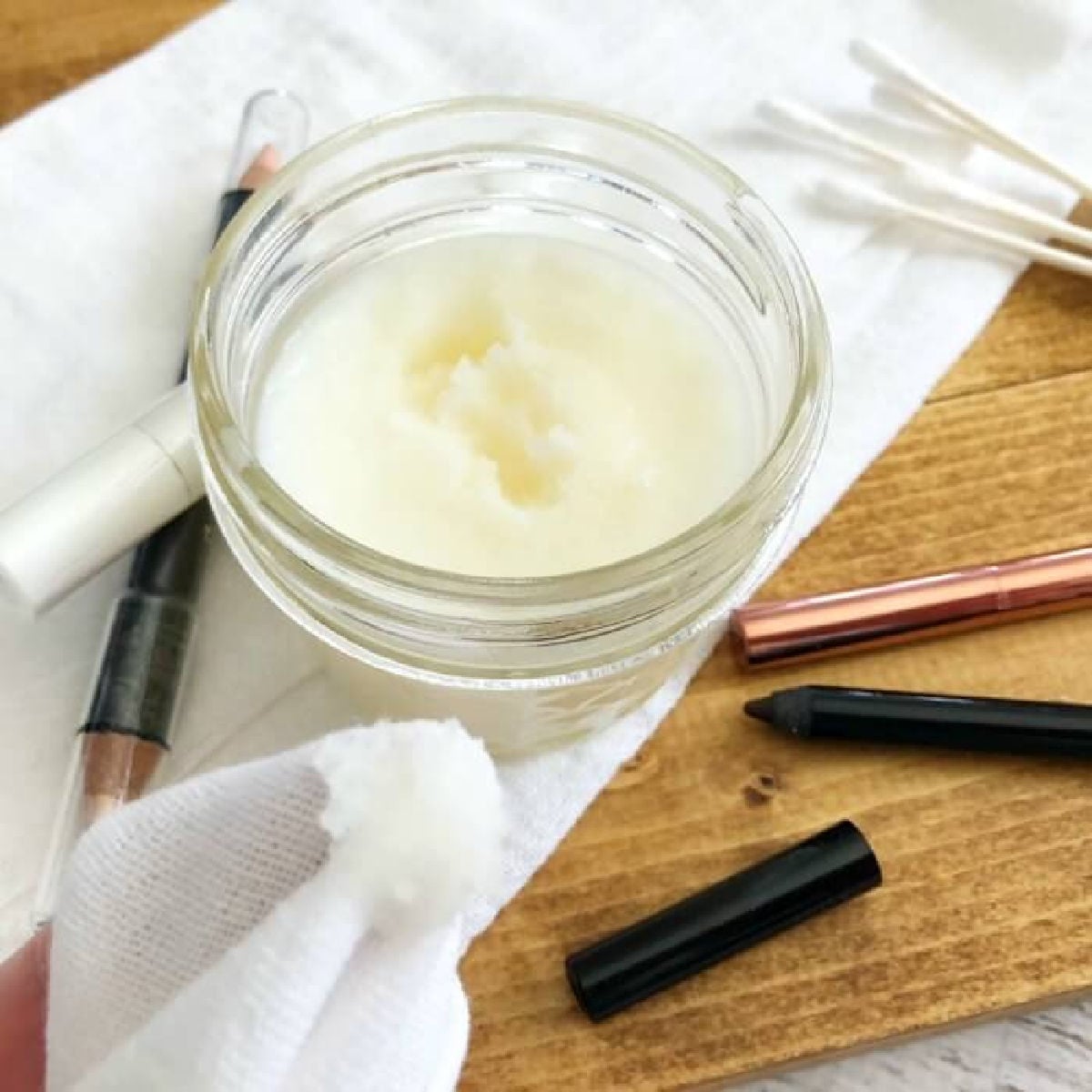 Learn how to make makeup remover. With only 3 ingredients, you will have the best eye makeup remover! This diy makeup remover is quick and easy. Try the best makeup remover. Jar of makeup remover.